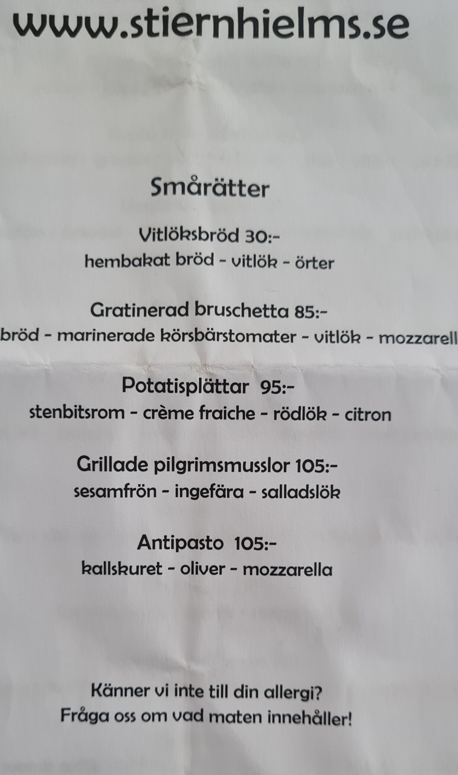 Här ser vi deras smårätter bl.a potatisplättar för 95 kr och grillade pilgrimsmusslor för 105 kr.