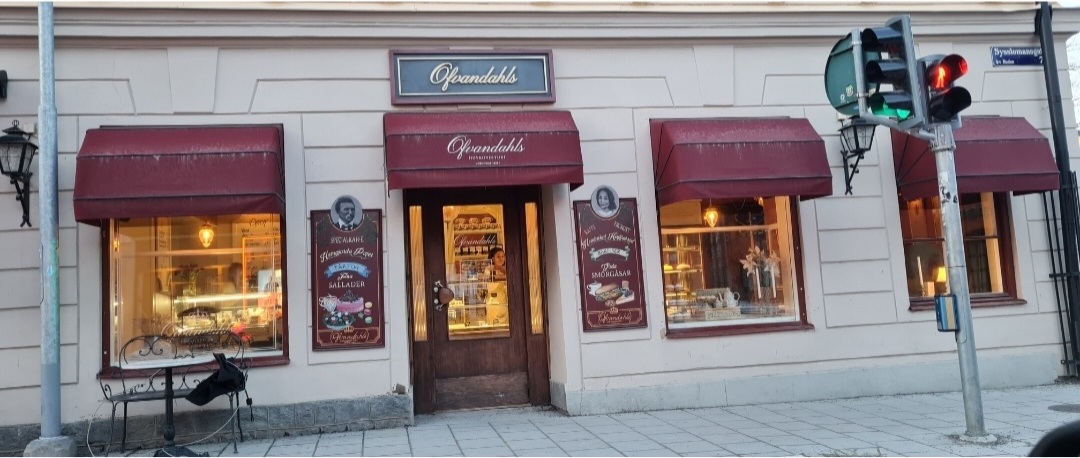 Ofvandahls hovkonditori ligger på Sysslomansgatan i Uppsala. Den är från 1878 och vårt kungapar kung Carl Gustaf och drottning Silvia har fikat här.