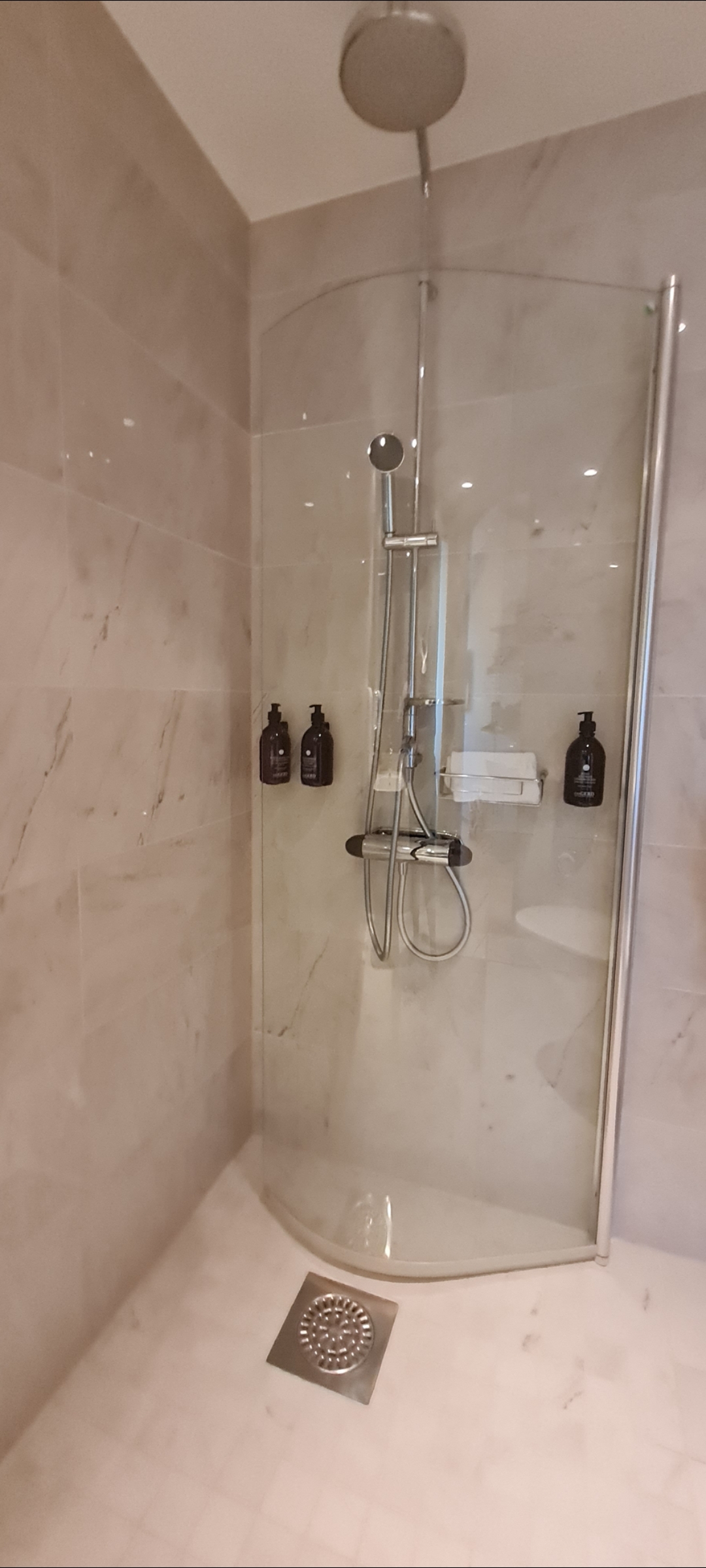 Duschen var så klart bra och här fanns både balsam och schampo. Sedan får vi ej glömma både tvål och bodylotion av finaste kvalité.
