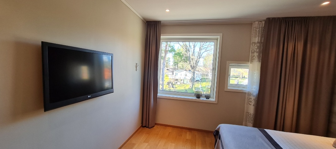 Sånga-Säby Hotell & Konferens har en mycket vacker utsikt nära till gård och natur. Det fanns så klart lite villaområden i närheten. Man kunde sänka och höja värmen hur man ville och detta är absolut det bästa med hotellrummet.