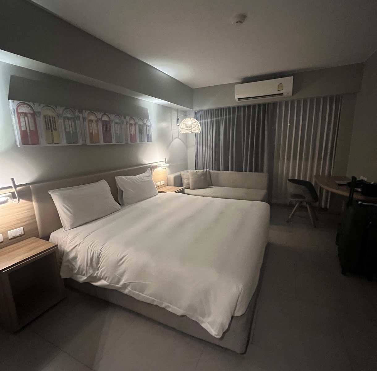 Läs en bok på hotellet
