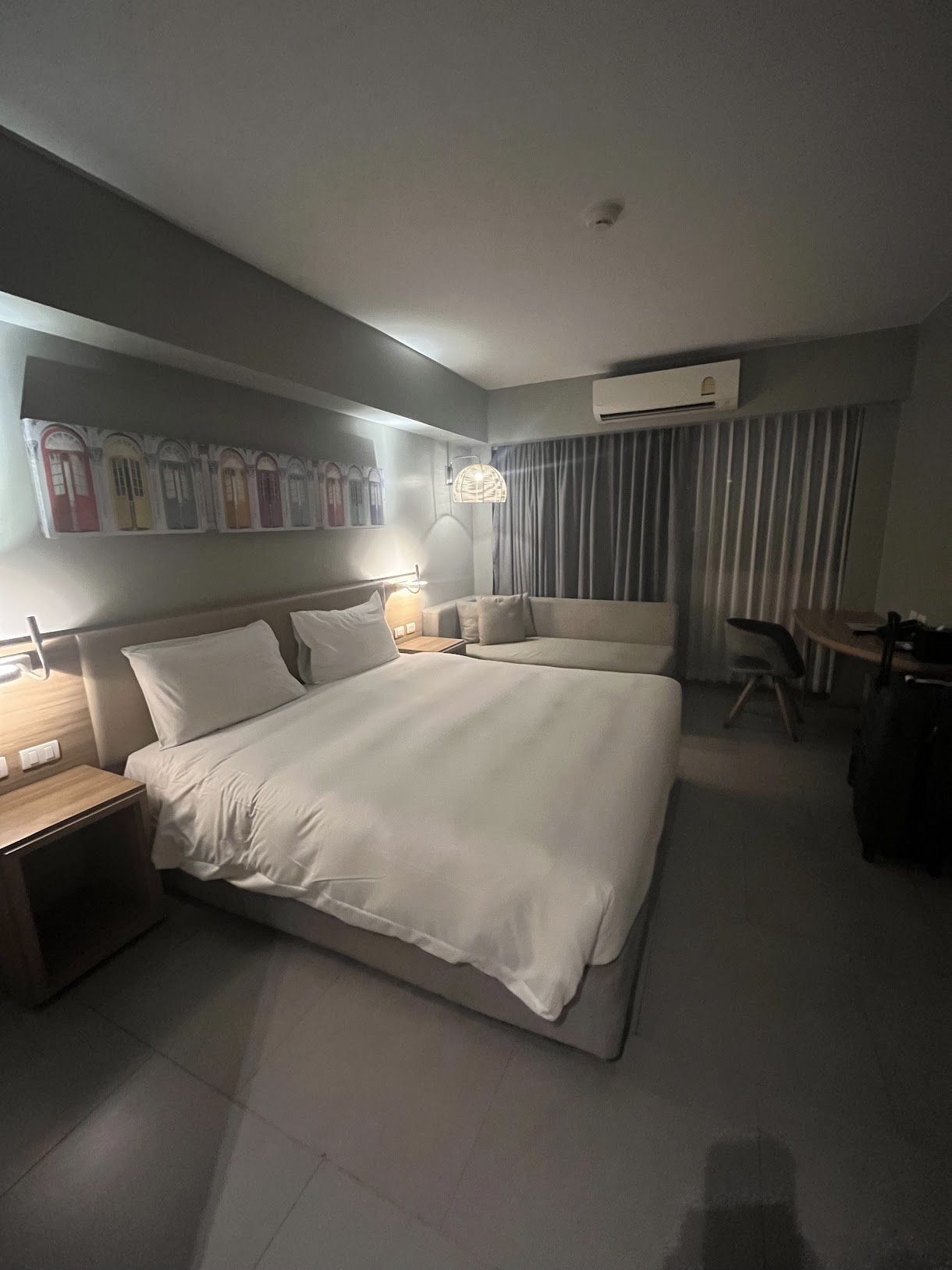 Läs en bok på hotellet
