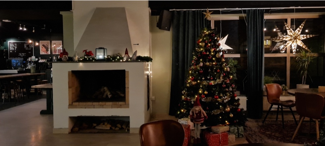 Mysig öppen spis hade hotellet. Perfekt för juldekoration.