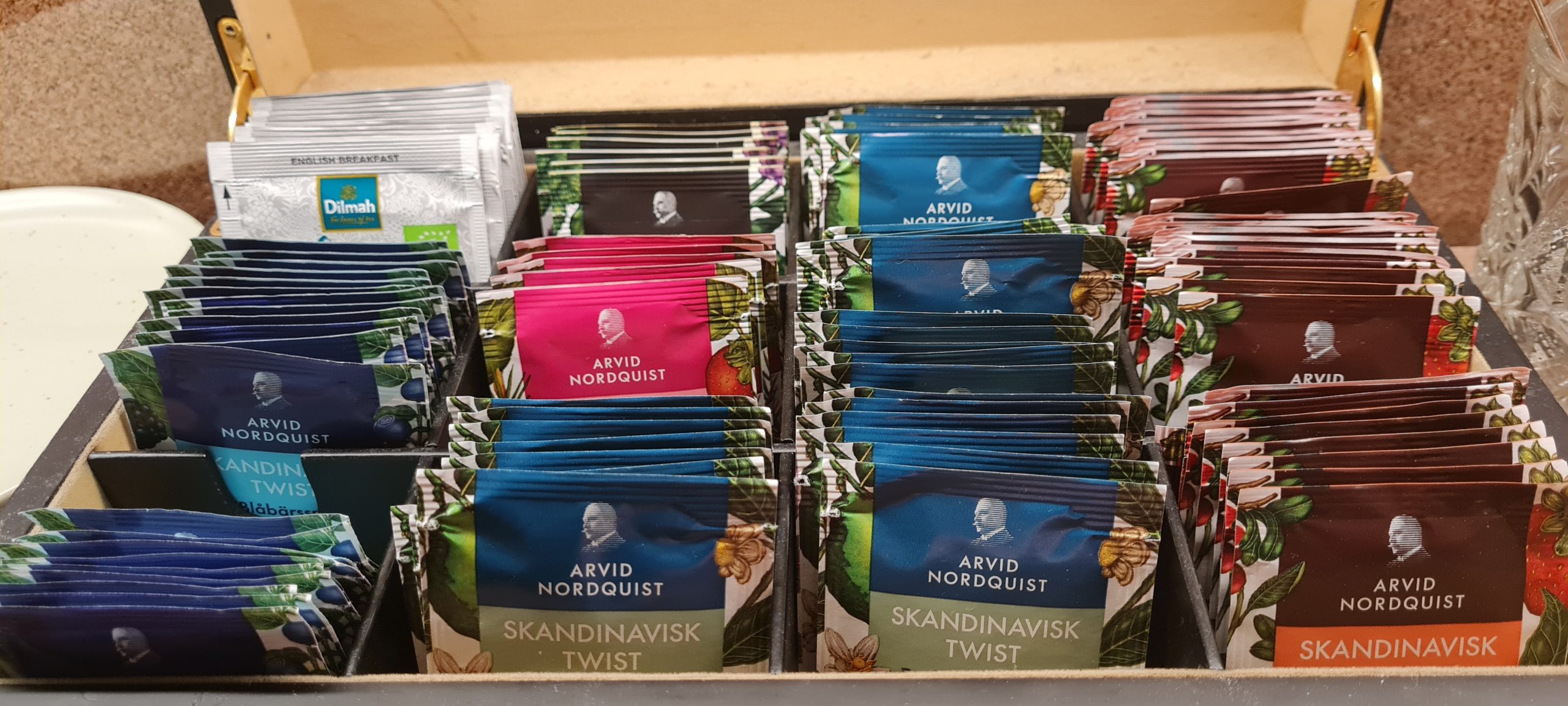 De serverade kaffe och te från Arvid Nordquist. Vi smakade ej på teet men smakade på kaffet. Den var lite väl stark och hade önskat oss en kaffe med lite rundare och nötigare smak. Man får hälla på rejält med mjölk för att den bittra eftersmaken av kaffet skulle försvinna, men då blev kaffet för kallt.