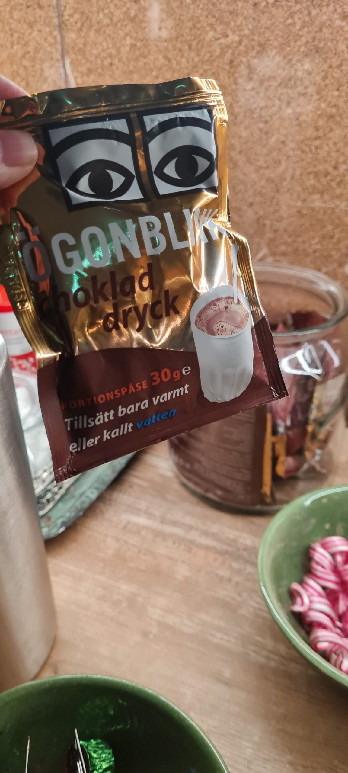 Här har vi vanlig choklad också. Man häller på varm vatten och sedan lite mjölk. Vips får man en god varmchoklad. Det var från varumärket Ögonblink.