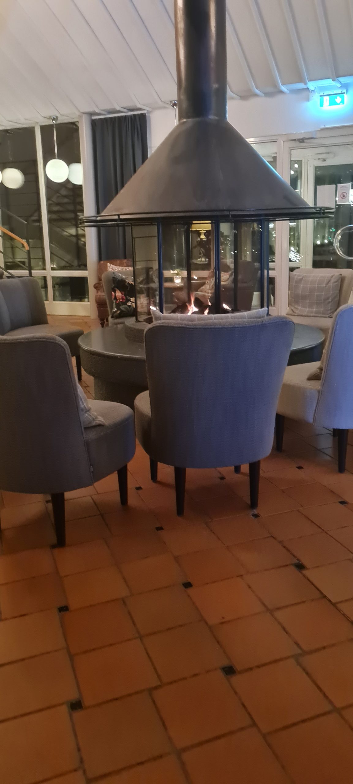 Här kan man sitta och mysa framför en öppen brasa. Brasan höll hela lokalen varm. Detta är i receptionen där man kan koppla av med lite fika.