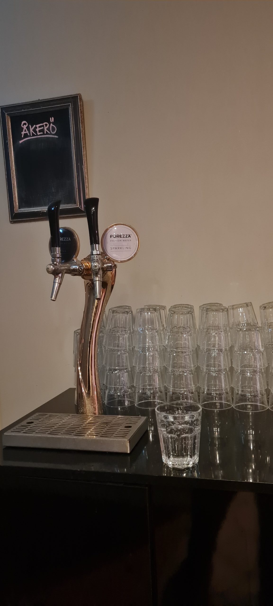 I receptionen finns det alternativ av vatten man kan välja från kranen. Det fanns stilla vatten och bubbelvatten. Dvs mineralvatten. Detta är verkligen något gästerna uppskattar att man kan få dricka hur mycket bubbelvatten man vill.