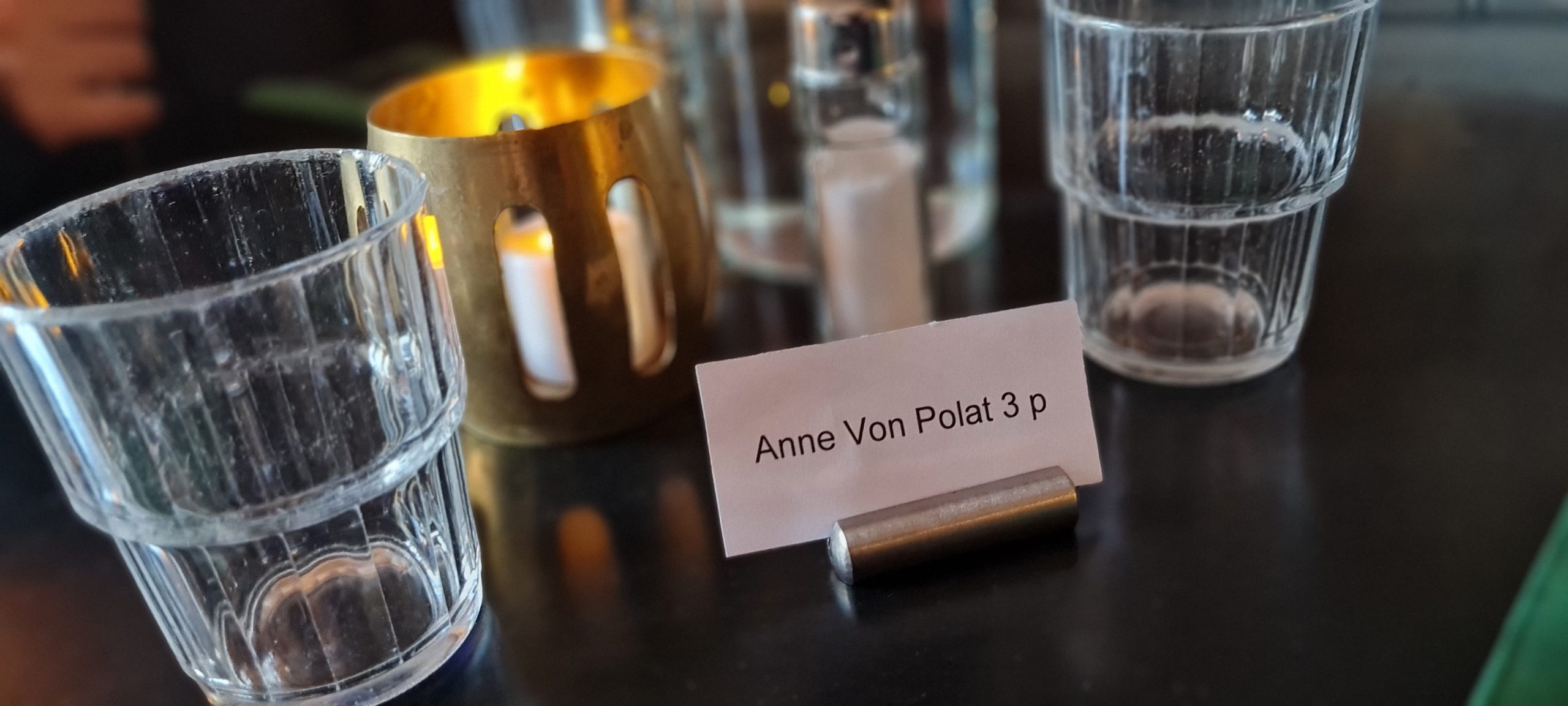 Man blir bra mottaget här på hotellet där de skriver upp gästens namn.