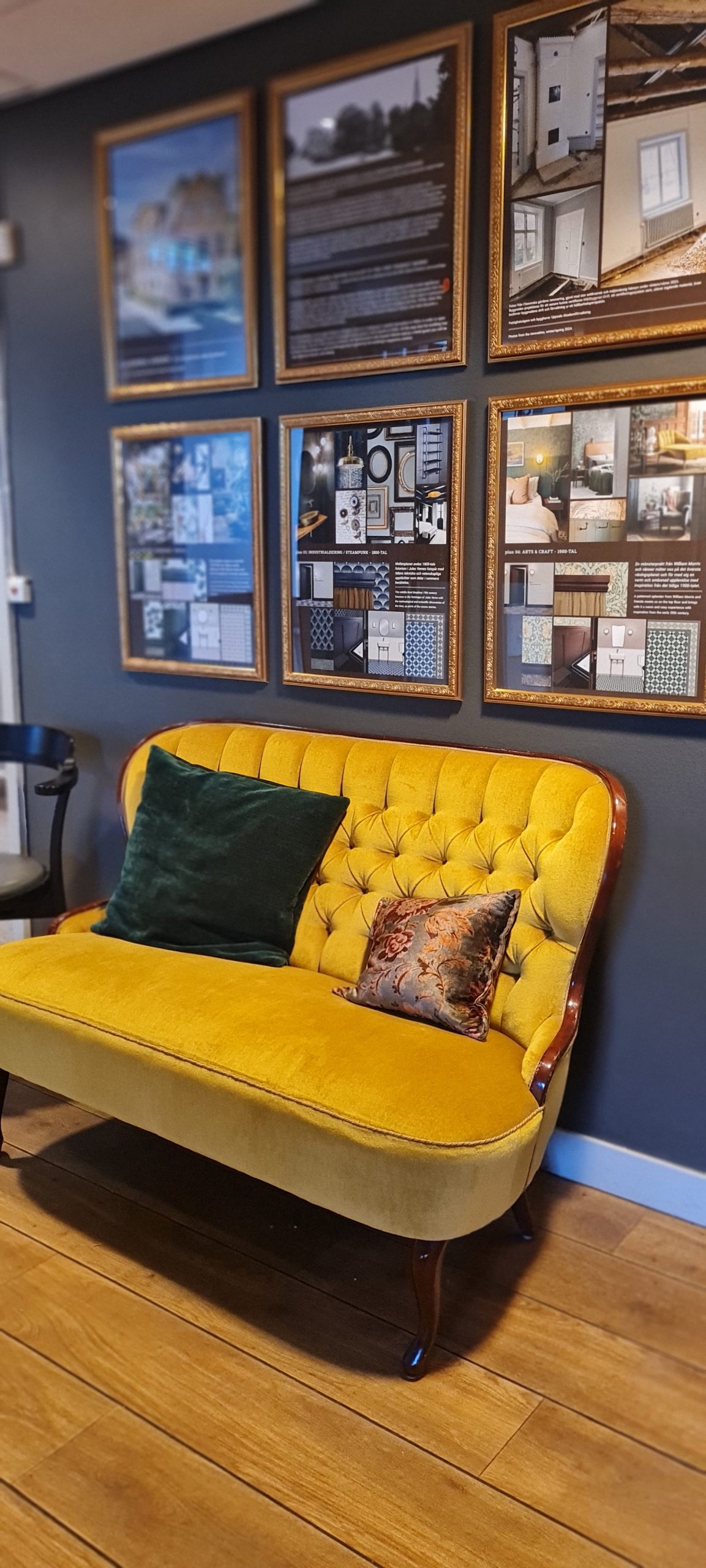 Vacker rokoko soffa liten och lättplacerad gul vid receptionen.