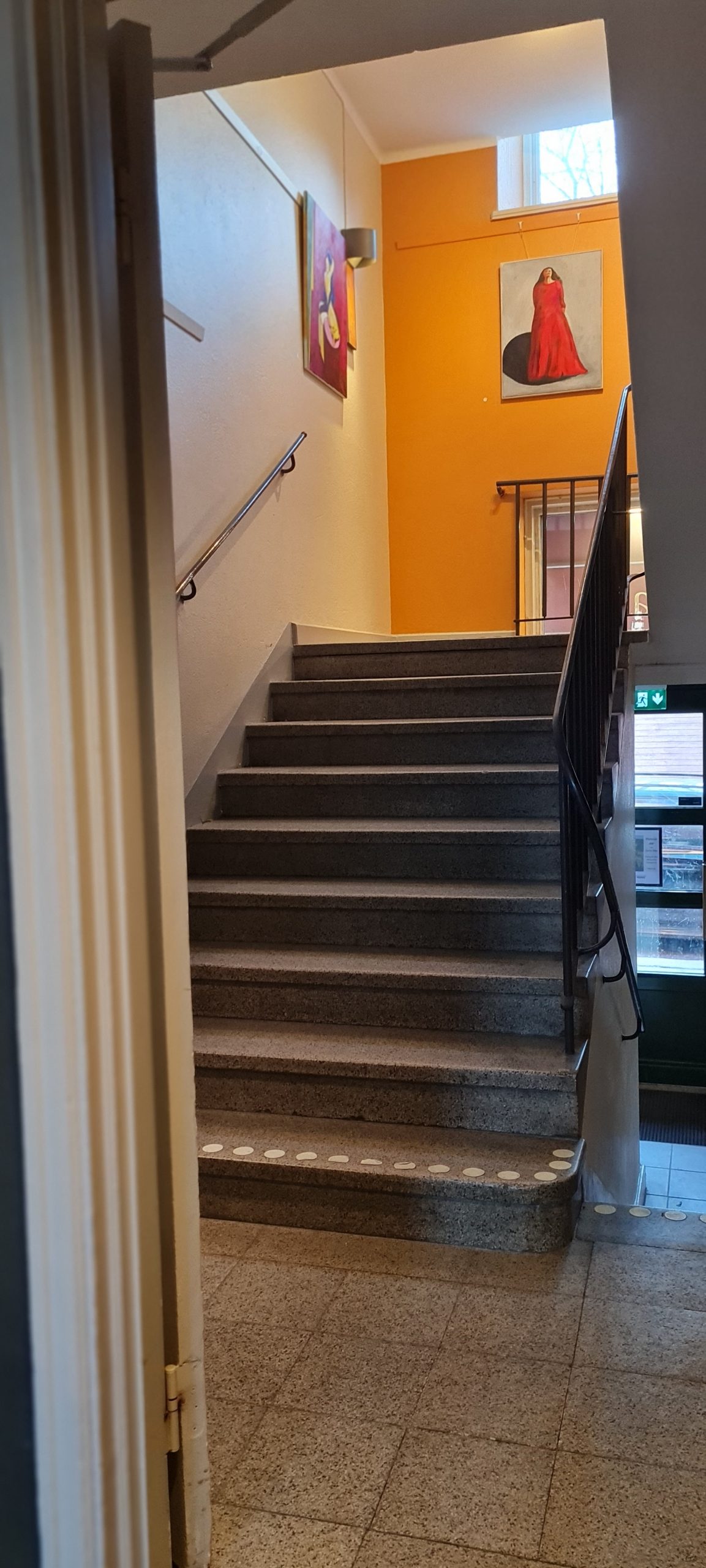 Finns också trappor för den som inte vill åka hiss.