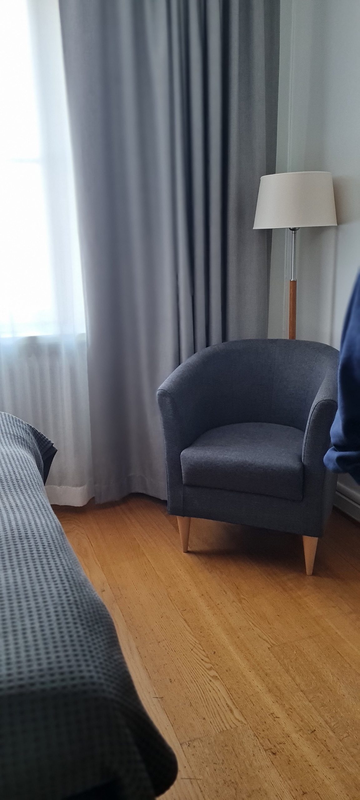 Skön fåtölj inne i hotellrummet också