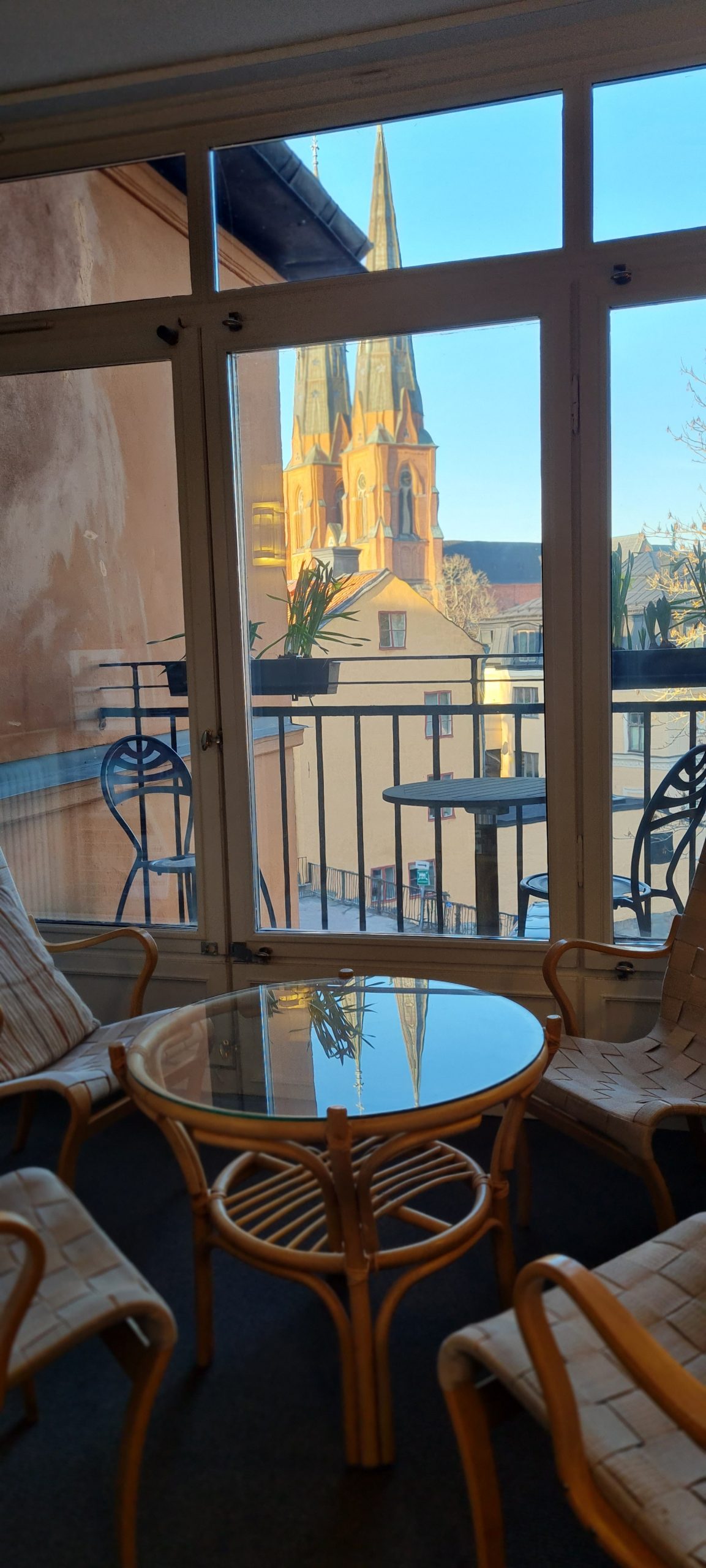 Man kan också sitta vid verandan dvs balkong fast inomhus. Utsikten är mot Uppsala Domkyrka och Gustavianum Uppsala universitetsmuseum.