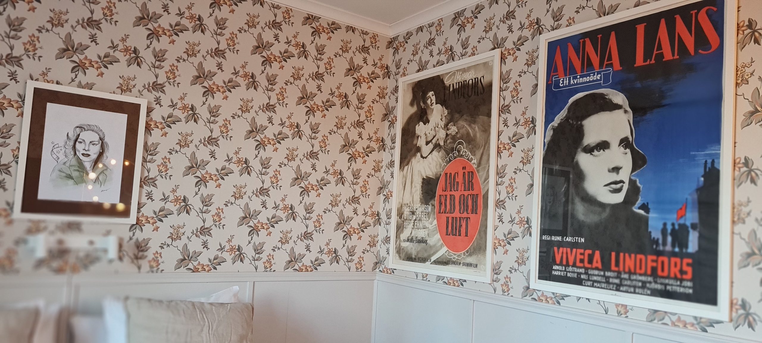 Rummen är inrett med någon typ av nostalgisk Uppsala profil som är historisk. Detta rum var inrett med skådespelaren Wiveka Lindfors.