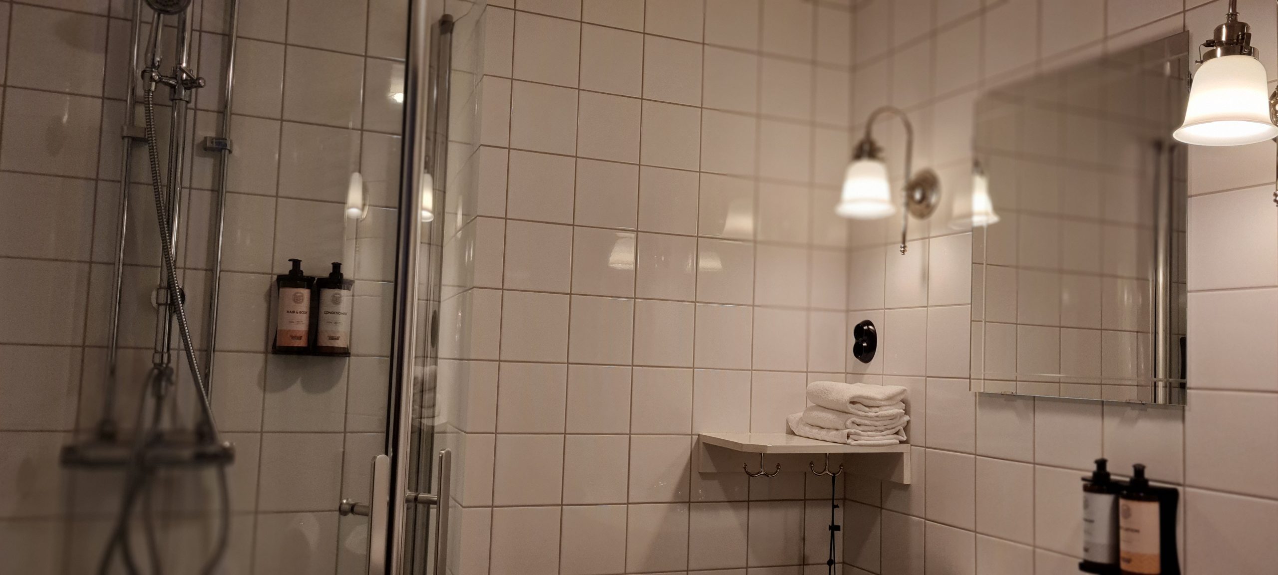 Här ser vi otroligt fina badrum som finns på hotellrummen.