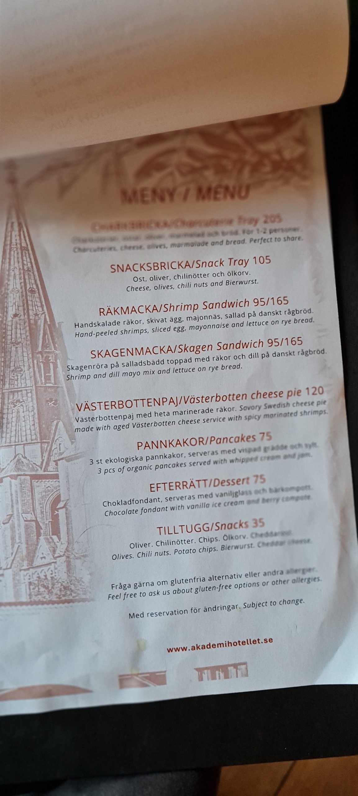 Till kvällens ära kunde man beställa ostbricka och räkmacka för ca 149 kr styck.