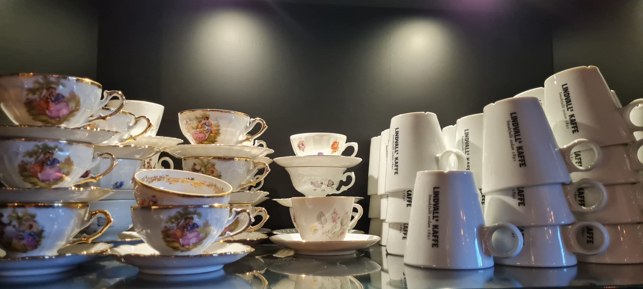 Vackra kaffekoppar och tekoppar som var antika. Samt även kaffekoppar från Uppsalas eget rosteri Lindvalls kaffe.